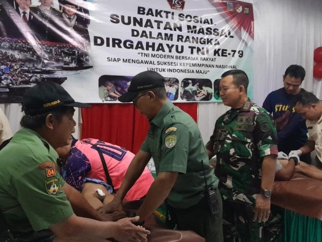 Dalam Rangka HUT Ke-79 TNI, Kodim 0504/JS Gelar Sunatan Massal