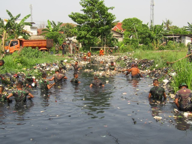 Karya Bakti Koramil 01/Tambun Bersihkan Kali Buek Sepanjang 1,5 Kilometer