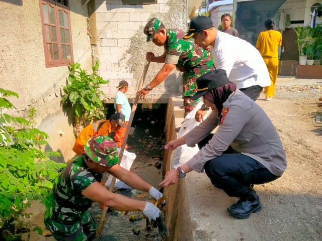 Karya Bakti Koramil 08/Pamulang Sambut HUT TNI ke-79 Dengan Pembersihan Kali Skala Besar