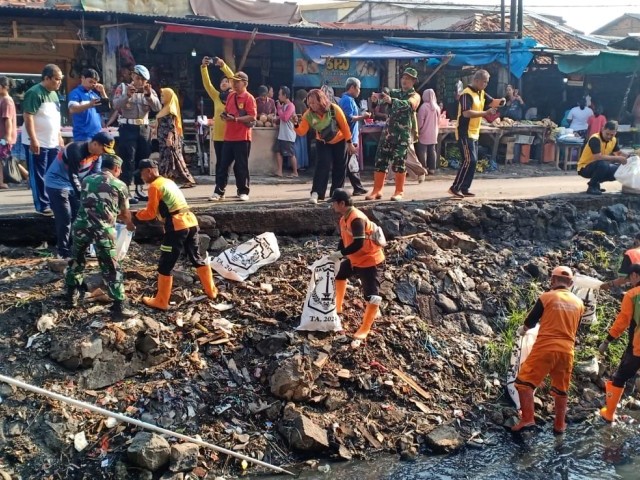 Koramil Cakung Bersama Forkopimcam Giat Karya Bhakti Bersihkan Kali Malang