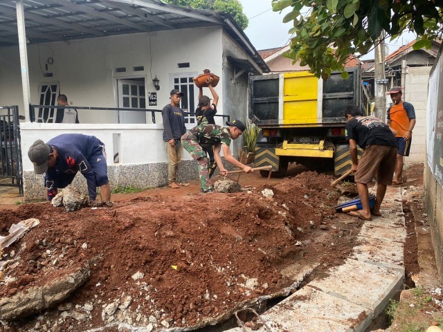 Kompak Bersama Warga, Satgas TMMD ke-122 Gotong Royong Bersihkan Sisa Galian Drainase