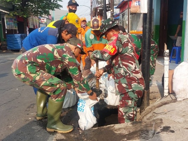 Koramil 07/Cipayung Karya Bhakti Bersihkan Sampah di Sepanjang Jalan Kramat