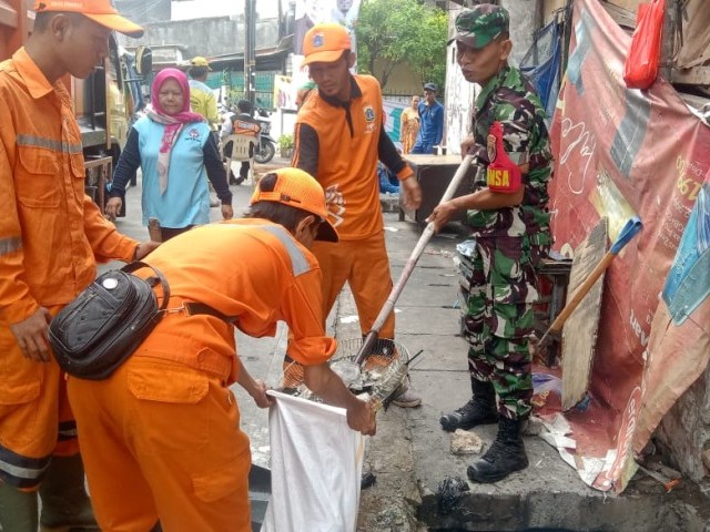 Melalui Grebek Lumpur Babinsa Koramil 02/Sawah Besar Tanamkan Kepedulian Terhadap Lingkungan