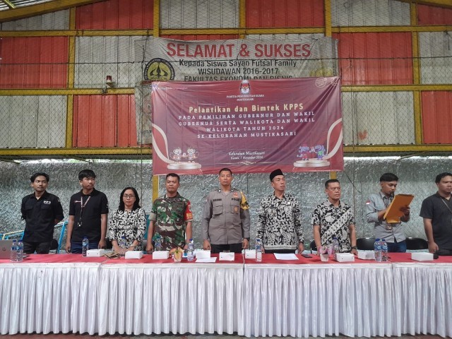 Babinsa Mustikasari Hadiri Pelantikan dan Bimbingan Teknis KPPS untuk Pilkada 2024