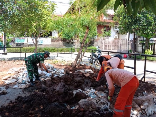 Babinsa Koramil 05/KJ Bersama PPSU dan Pamdal Melaksanakan Kegiatan Karya Bakti Pembuatan Taman