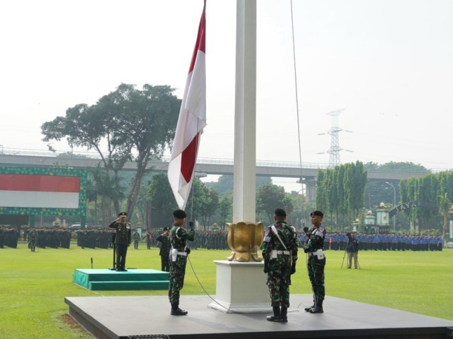 Prajurit dan PNS Kodam Jaya Melaksanakan Upacara Peringati Hari Pahlawan Tahun 2024