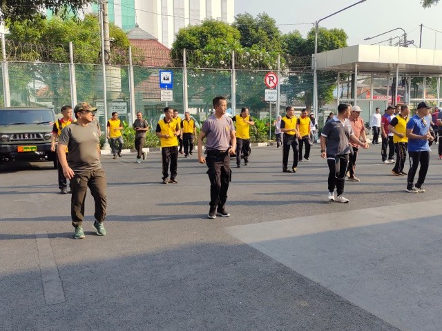 Tingkatkan Sinergitas, Danramil 06/Cempaka Putih Laksanakan Olahraga Bersama Lapas Kelas IIA Salemba
