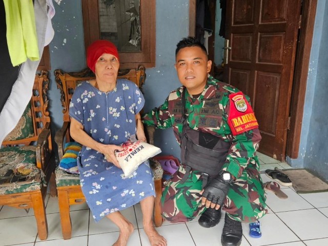 Berbagi Keberkahan, Babinsa Jatiraden Bagikan Beras Kepada Anak Yatim dan Warga Dhuafa