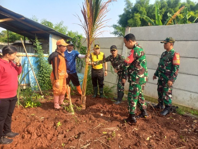 Hijaukan Lahan Kosong, Koramil 07/Cipayung Bersama Tiga Pilar Tanam Pohon