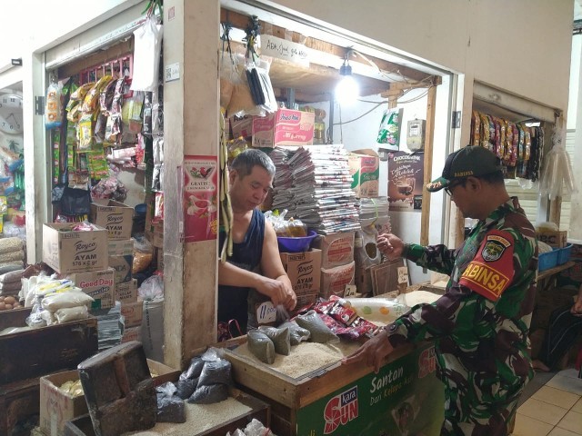 Dukung Program Pemerintah, Babinsa Koramil 01/Tamansari Pantau Harga Sembako