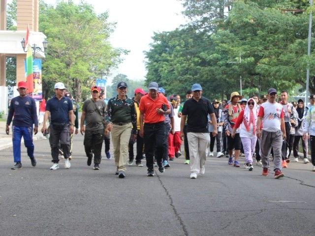 Ribuan Warga Antusias Ikuti Jalan Sehat Hari Pahlawan dan HUT ke-26 Korem 051/Wkt 