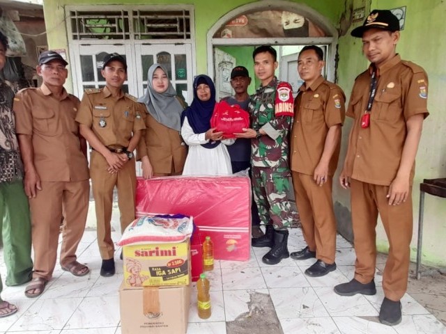 Tinjau Lokasi Rumah Roboh: Babinsa dan Aparat Desa Salurkan Bantuan Sembako