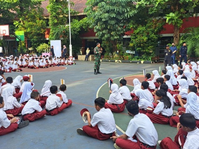 Cegah Bullying, Babinsa Koramil 08/Jagakarsa Berikan Sosalisasi Kepada Siswa SDN Tanjung Barat 09