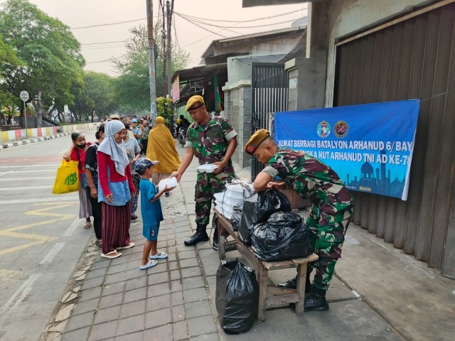 Batalyon Arhanud 6/BAY Menggelar Kegiatan Sosial Jumat Berbagi