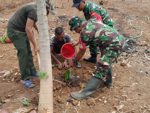 Anggota Koramil 12/Rajeg Tanam Pohon Sukun : Gerakan Penghijauan dan Ekonomi Warga
