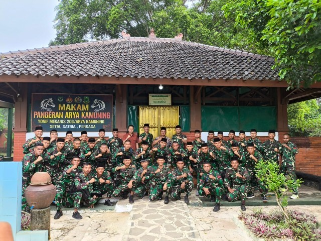 Yonif 203/AK melaksanakan Ziarah ke Makam Pangeran Arya Kamuning