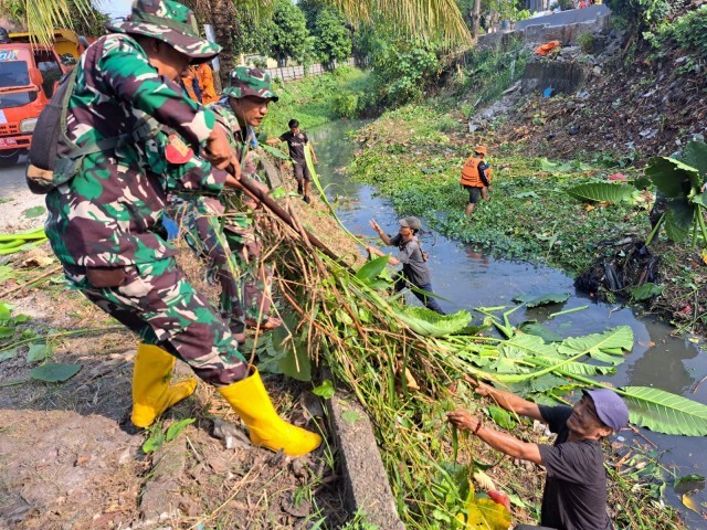 Babinsa Koramil 03/Teluk Pucung Bersama Tiga Pilar dan Warga Laksanakan Karya Bakti