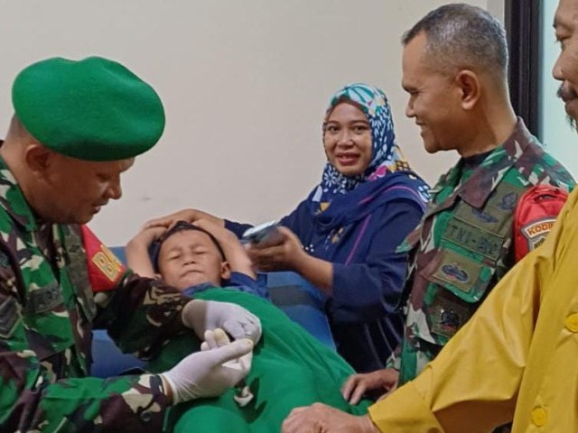 Sunatan Gratis Door To Door, Babinsa Kodim 0503/JB Sunat 9 Anak Yatim & Dhuafa