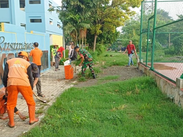 Babinsa Koramil 03/Grogol Petamburan Bersama Tiga Pilar dan Warga Gotong Royong Giat Karya Bakti TNI