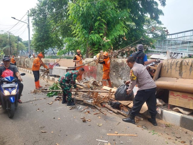 Penuh Kebersamaan, Babinsa Koramil 01/Menteng dan PPSU Laksanakan Pembersihan Lingkungan
