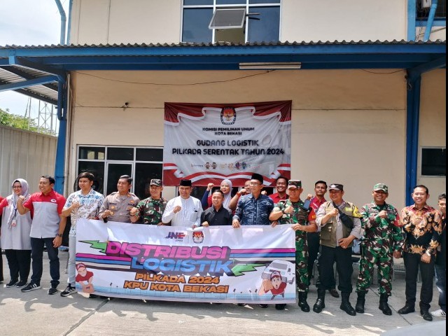 Babinsa Kodim 0507/Bekasi bersama Bhabinkamtibmas Bantu Pengamanan Distribusi Logistik Pilkada 2024