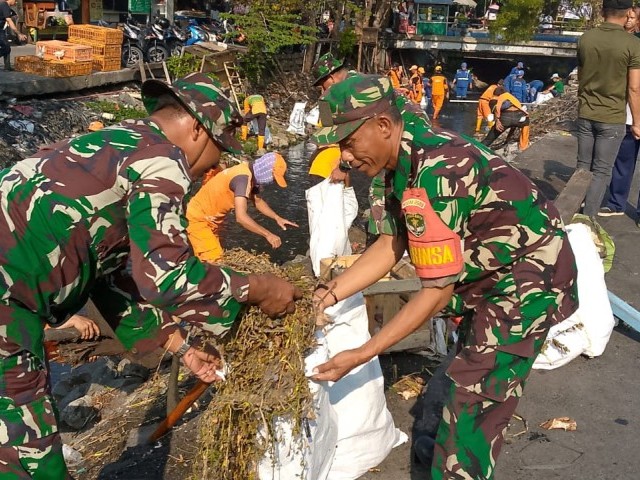 Karya Bhakti Bersihkan Fasos dan Fasum, Koramil 06/Cakung Giat Bersihkan Kali Malang