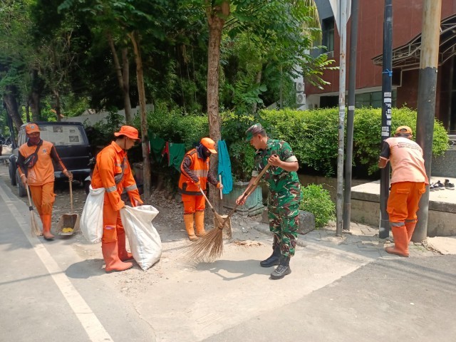 Personel Koramil 01/Tamansari Bersihkan Lingkungan dalam Karya Bakti TNI