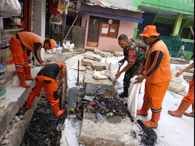 Cegah Banjir, Babinsa Koramil 03/Grogol Petamburan bersama PPSU Melaksanakan Karya Bakti TNI