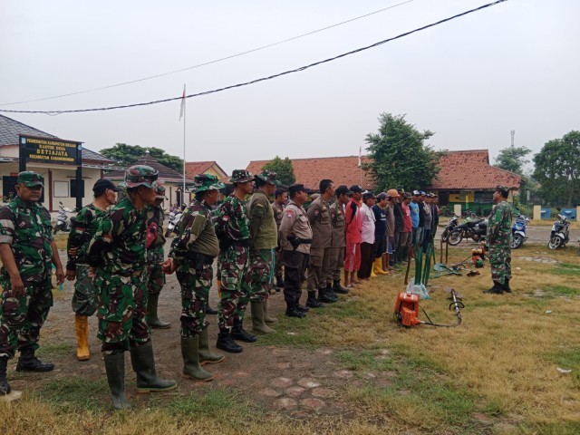Antisipasi Banjir dan Wabah Penyakit, Koramil 03/Cabangbungin bersama Warga Gelar Karya Bakti