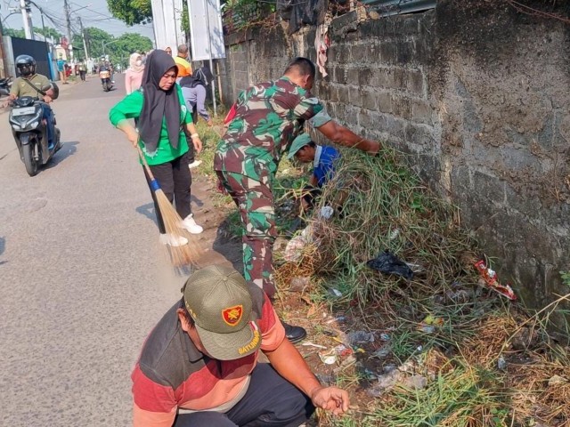 Jadikan Lingkungan Bersih dan Asri, Babinsa Koramil 05/Bantar Gebang Bersama Warga Melaksanakan Bergotong Royong 