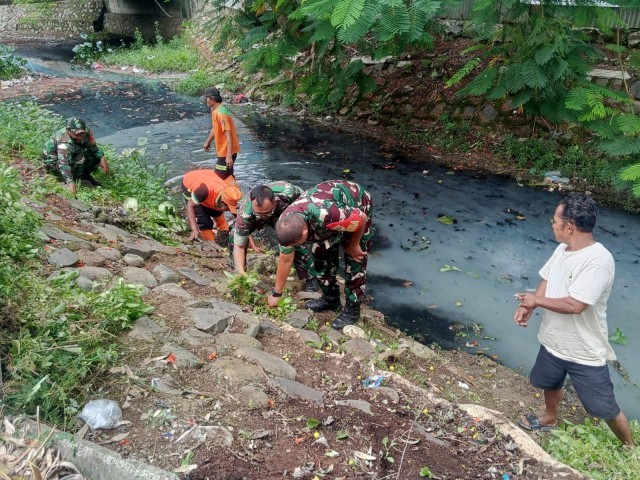 Kegiatan Karya Bakti Koramil 04/Pulogadung Bersihkan Sampah Di Bantaran Kali Sunter