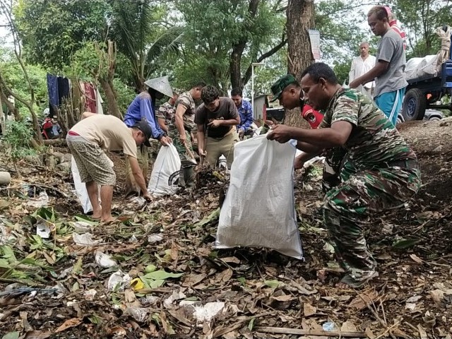 Siaga Memasuki Musim Penghujan, Wadanramil 02/Tarumajaya Gelar Kerja Bakti Cegah Banjir dan Wabah Penyakit