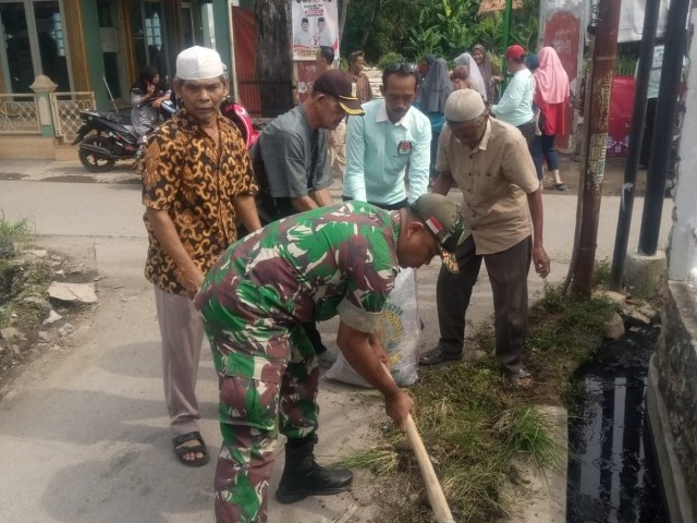 Koramil 07/Cikarang bersama Warga Gelar Karya Bakti Bersihkan Saluran Air