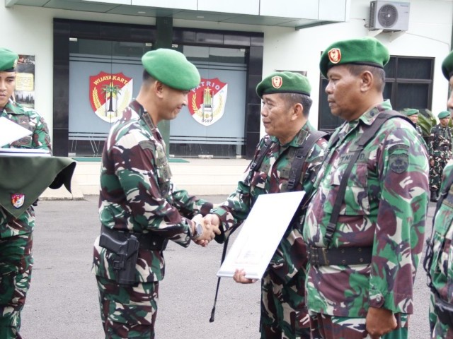 Dandim 0507/Bekasi Pimpin Upacara Pengibaran Bendera dan Wisuda Purna Bhakti