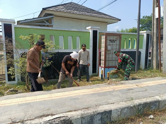 Babinsa Koramil 11/Pebayuran Ajak Warga Gelar Jumat Bersih