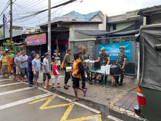 Batalyon Arhanud 6/BAY Gelar Kegiatan Sosial Jumat Berbagi