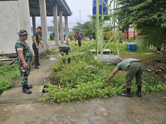 Antisipasi Banjir, Danramil 05/Balaraja Pimpin Karbak Bersihkan Saluran Air