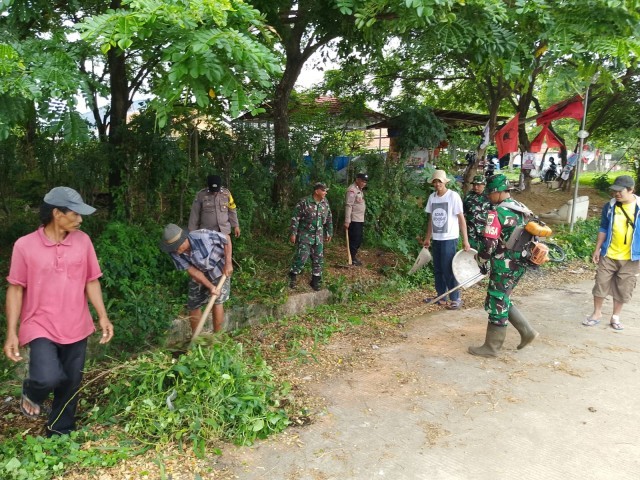 Babinsa Gotong Royong Bersihkan Saluran Drainase