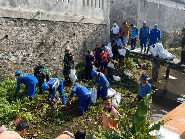 Karya Bakti Bersihkan Sampah Oleh Koramil 03/Pasar Rebo