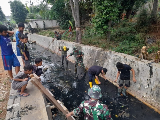 Babinsa Koramil Pondok Aren Bersihkan Kali di Jalan Masjid Al Ghofur