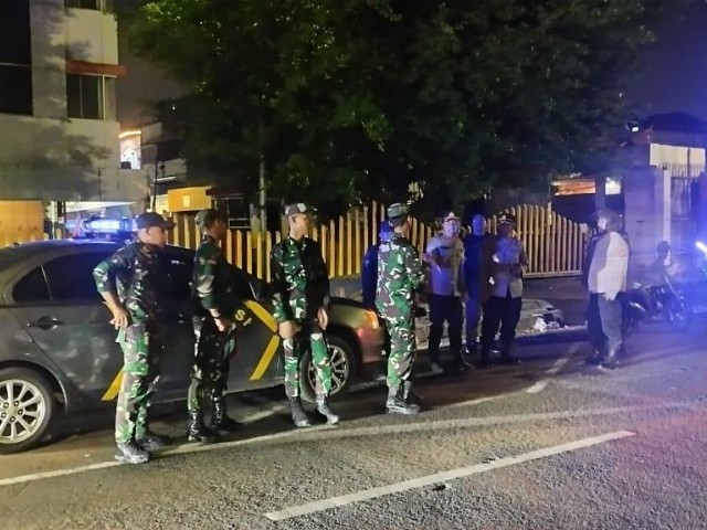 Antisipasi Tindak Kejahatan Malam Hari, Babinsa Koramil 01/Tamansari Ikuti Apel dan Patroli Cipkon