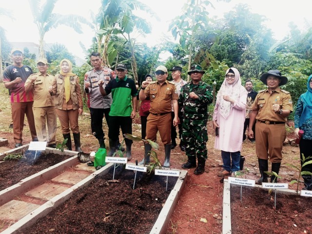 Danramil 04/Jatiasih Bersama Camat dan Lurah Dampingi Kabid Hanpangan Lakukan Penanaman Pohon Durian