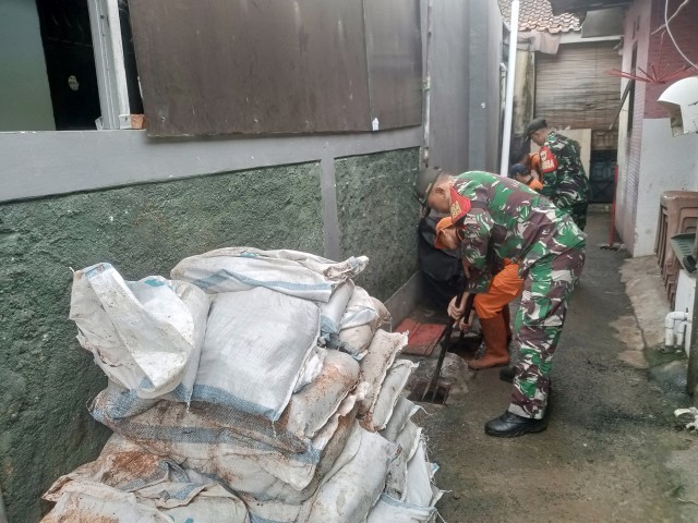 Karya Bhakti Koramil 07/Cipayung Normalisasi Saluran Air di Wilayah Munjul