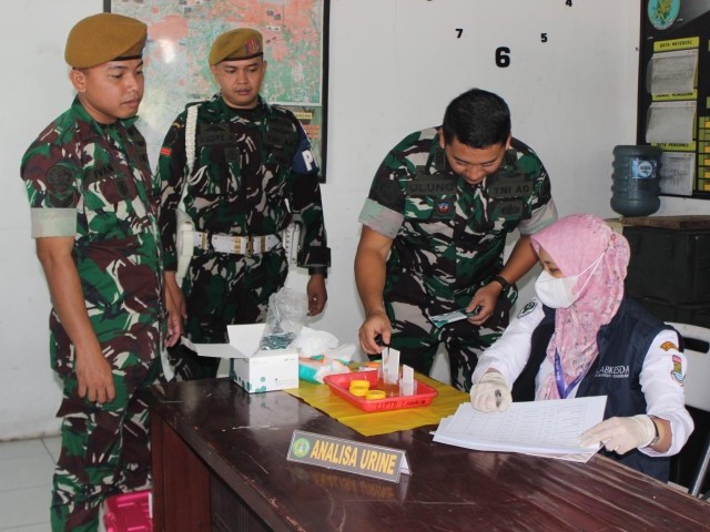 Resimen Arhanud 1/F Gelar Sosialisasi P4GN dan Tes Urine di Denarhanud 003/ARK