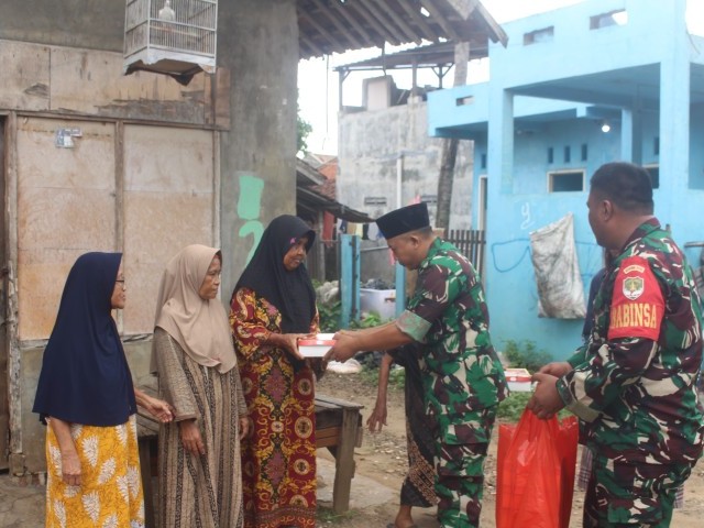 Warga Kampung Cambai Jadi Sasaran Jum'at Berkah Babinsa Kodim 0510/Tigaraksa