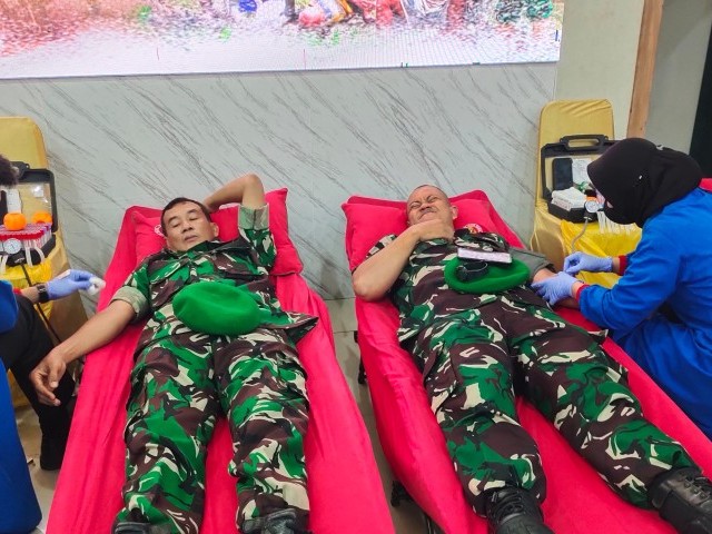 28 Personel Korem 052/Wkr Donorkan Darah Sambut Hari Juang TNI AD ke-79 dan HUT ke-75 Kodam Jaya