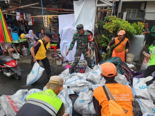 Babinsa Kebon Manggis Bantu Bersihkan Puing-puing Kebakaran Rumah Warga