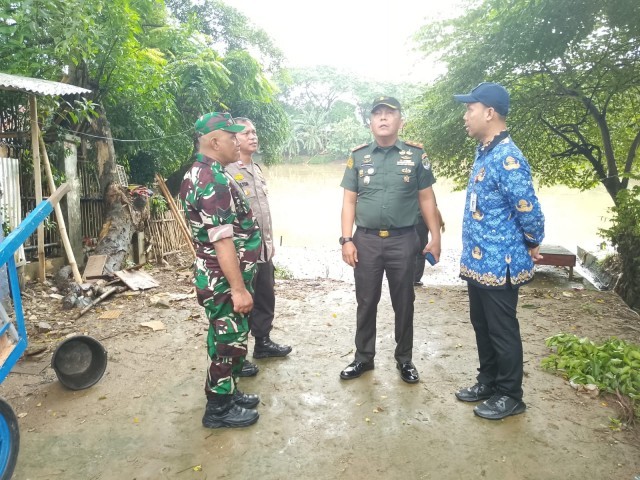Danramil 01/Tangerang Kunjungi Wilayah Banjir di Karawaci