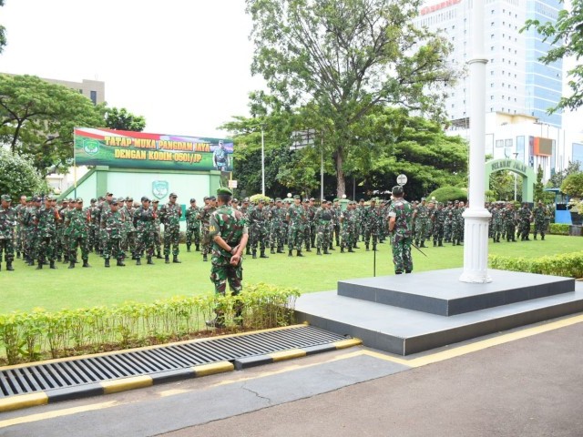 Komandan Kodim 0501/JP Berikan Jam Komandan Kepada Personel Militer dan PNS
