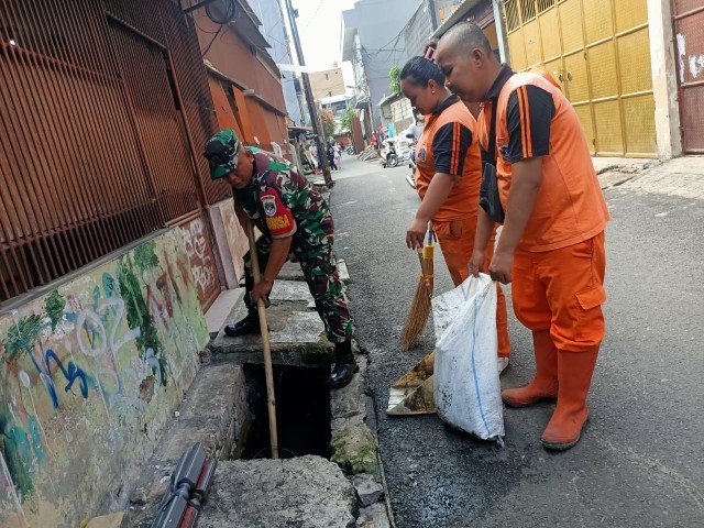 Koramil 02/TB Gelar Karya Bakti Antisipasi Banjir dan Wabah Penyakit